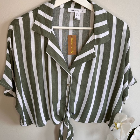 Baggy button-down t-shirt with a front knot - Picture 2 of 9